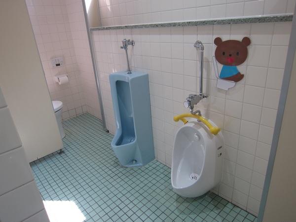 小さい幼児用の小便器がある男子トイレの写真