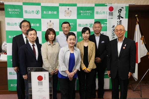 台湾から訪問されたバイヤーの皆さんと市長との記念写真