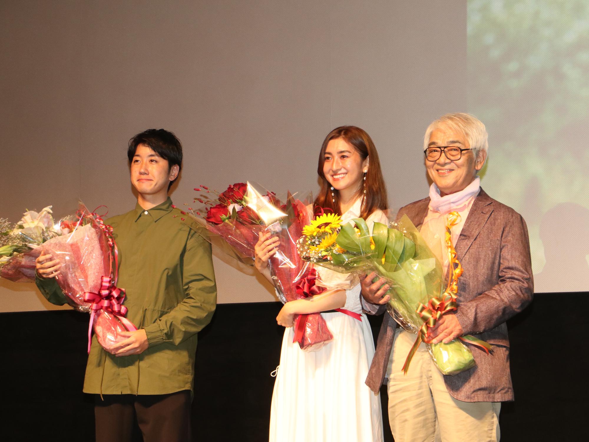 小谷さん、小峰さん、監督が花束を持っている