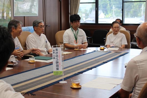 医療従事者、市長がテーブルを囲み話し合いをしている写真