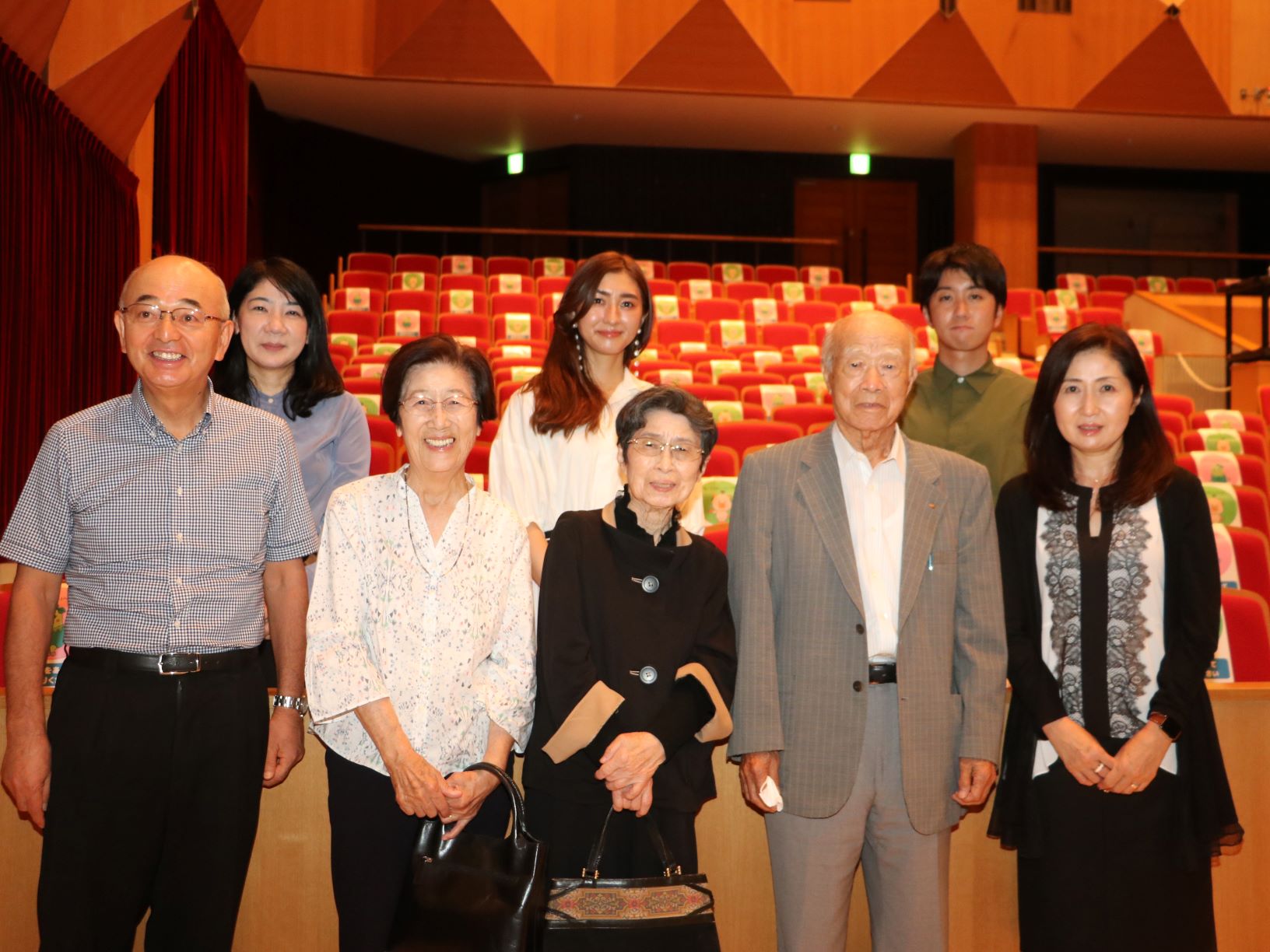 ホールの舞台で、市長や河合雅雄さんの奥さん、小峰さん、小谷さんが並んで記念撮影