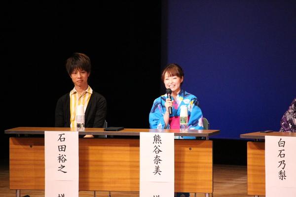 ふるさと大使の石田 裕之さんと浴衣姿の熊谷 奈美さんがマイクを持って挨拶している写真