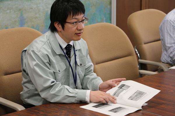 篠山市職員の山本一也君が資料を持って市長に報告している写真