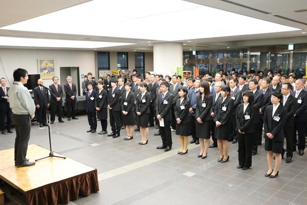 職員の方が集まっている中、前に立ち山本 一也さんがマイクでお話をしている写真
