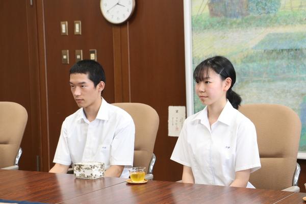 中野一貴さん、小林優希さんが市長室で椅子に座りお話を聞いている写真