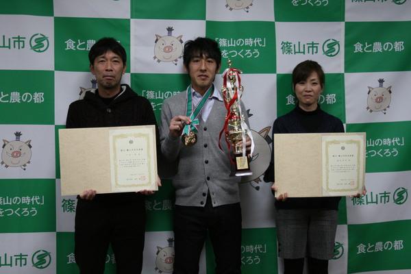 山内一剛さん、川原章義さん、脇田理恵さんが賞状とトロフィーを持っている写真