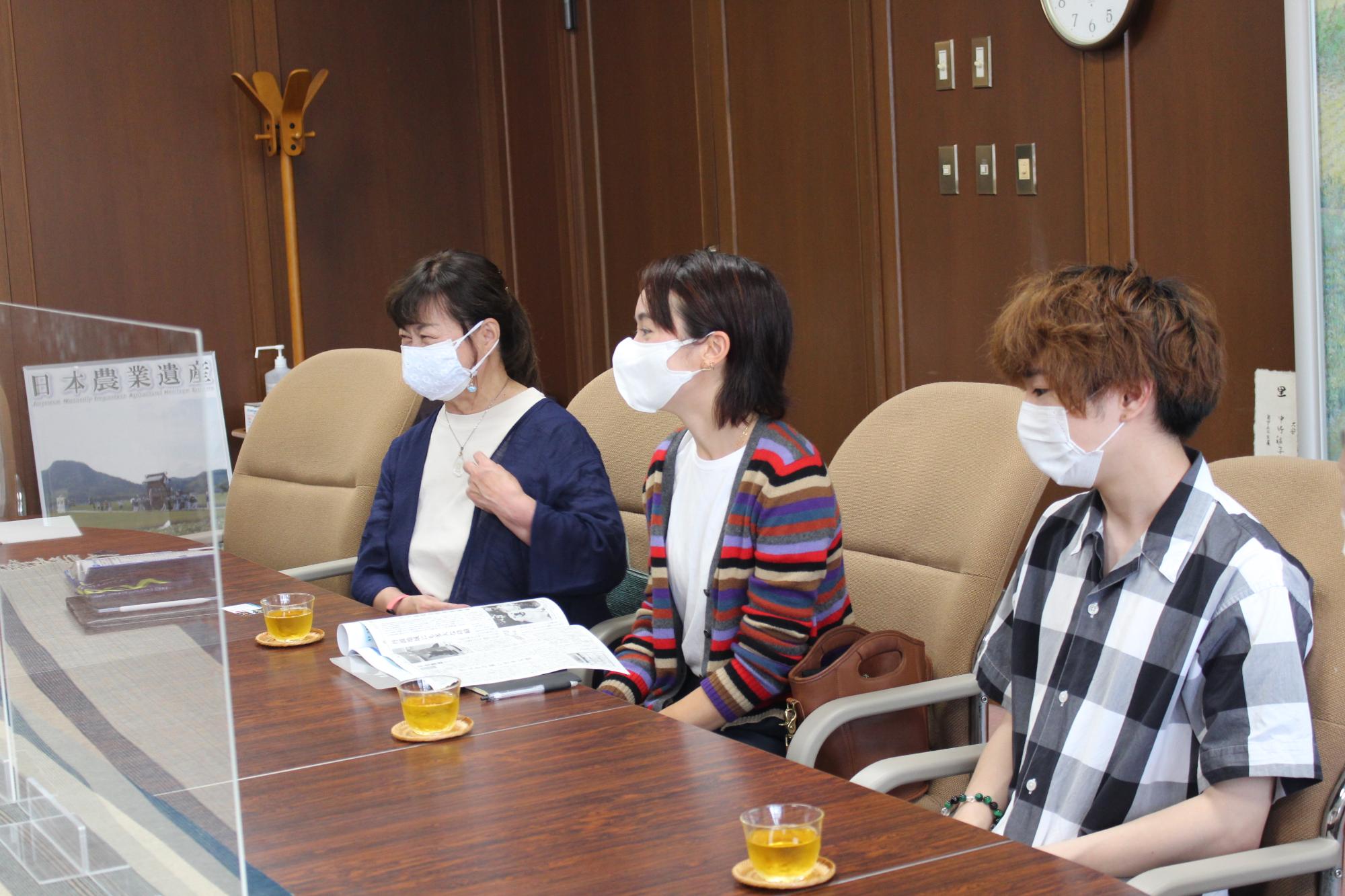 応接室で椅子に座って話している3人の女性