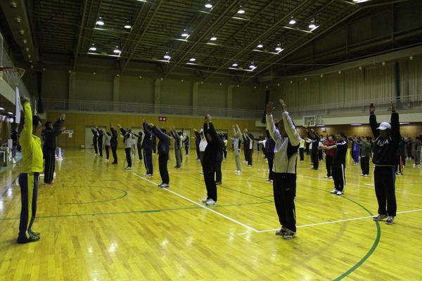 職員が体育館に集まり、ラジオ体操をしている写真