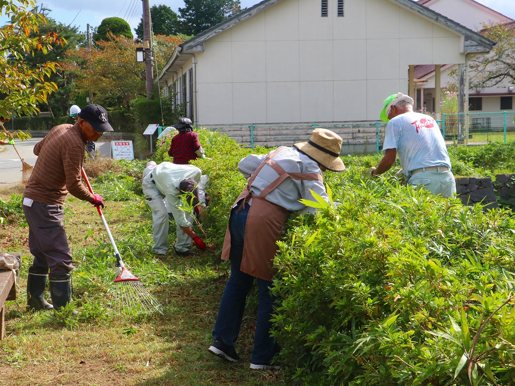 植栽を数名の方が手入れされている。