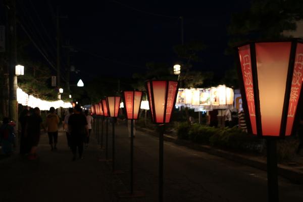 とうろうがつるされている暗い夜道の写真