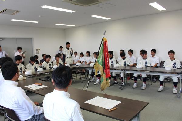 篠山鳳鳴高等学校軟式野球部の部員1名が代表でお話している写真