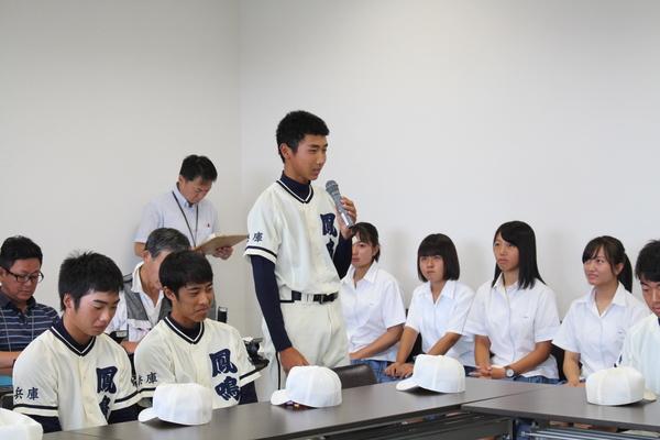 鳳鳴高等学校の野球部員の男子が代表でマイクを持って話をしている写真
