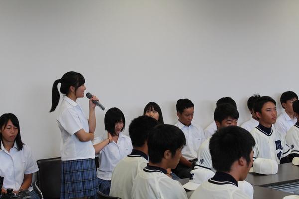 鳳鳴高等学校の女子生徒がマイクを持って話をしている写真