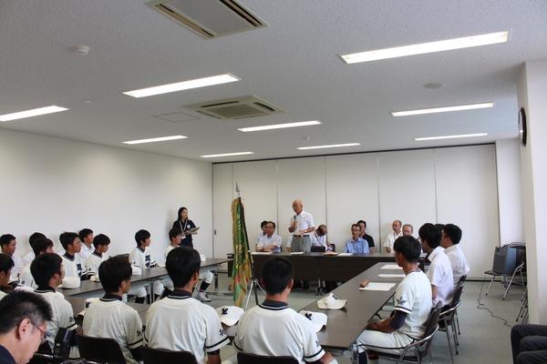 市長がマイクを持って篠山鳳鳴高校軟式野球部の部員全員とお話をしている写真
