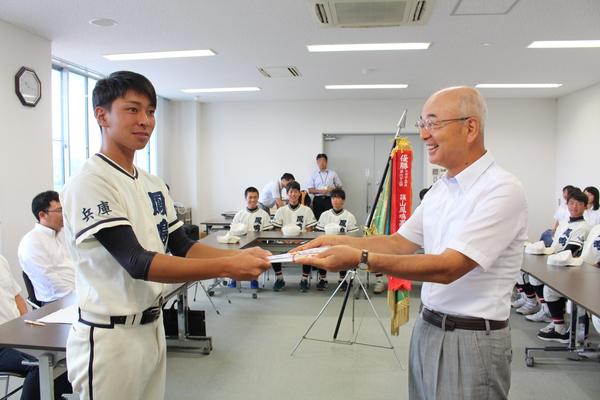 市長が大木キャプテンに目録を渡している写真