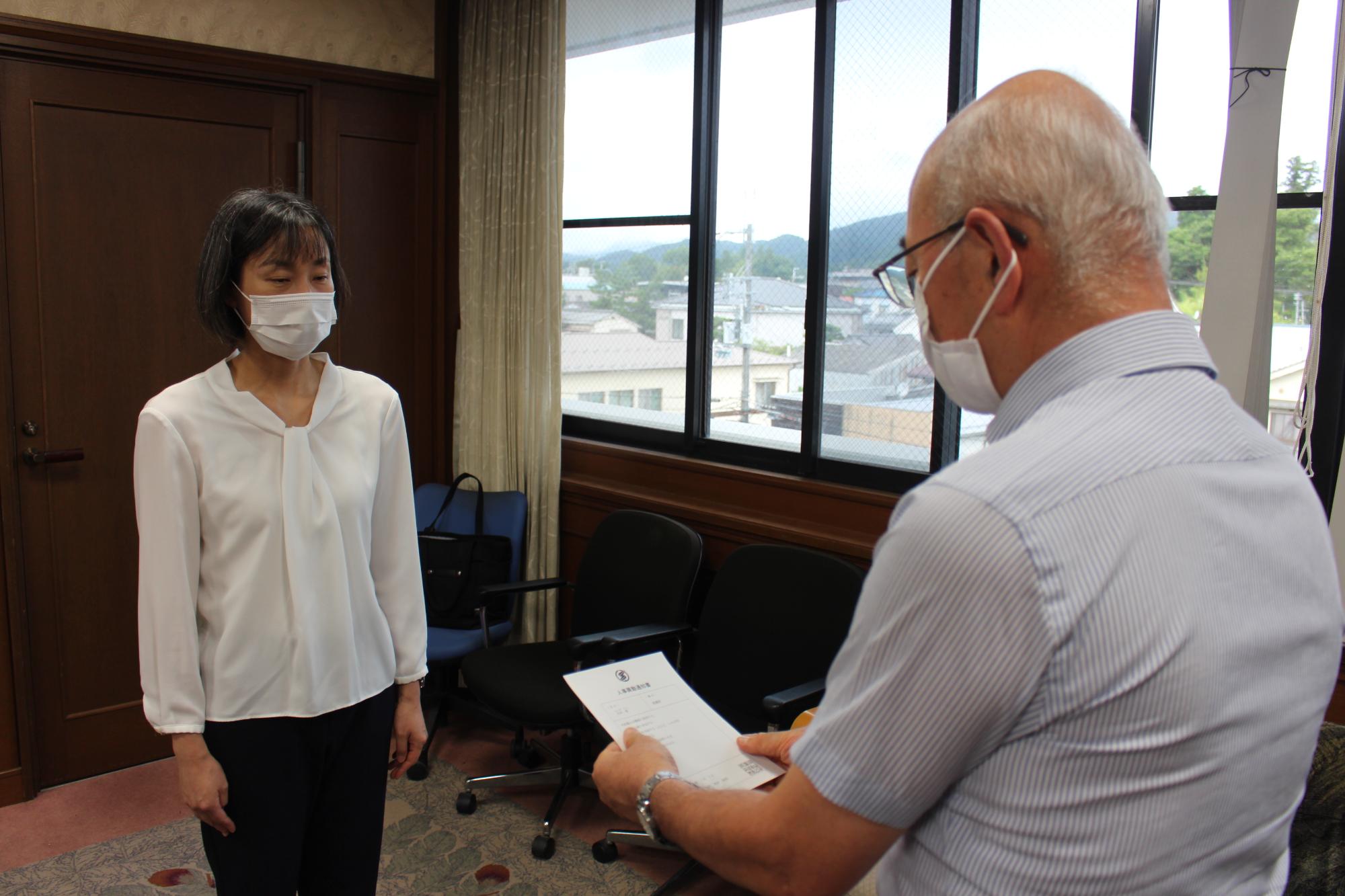 市長から辞令を受け取る女性