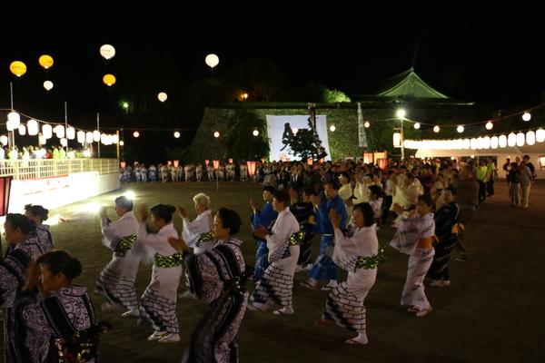 浴衣を着て踊る女性たちの写真