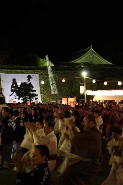 浴衣を着て踊っている男女の写真