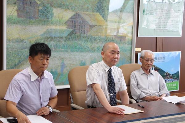 左から役員の酒井さん、畑会長、顧問の小林さんが真剣な顔で座っている写真
