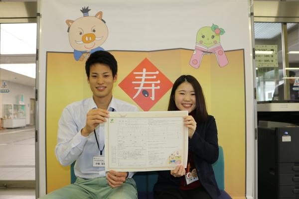 丹波篠山市のオリジナル婚姻届を持って笑顔で写っている男女の写真