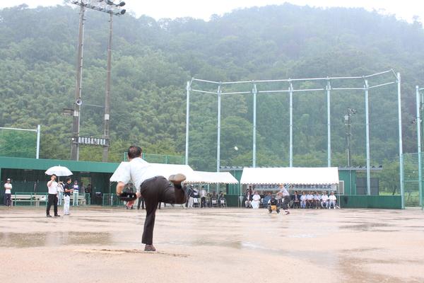 城東グラウンド改修後の始球式で、谷公一先生が投げ、市長がバッターで構えている写真