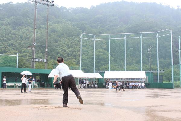 投げたボールをバッターが空振りしている写真