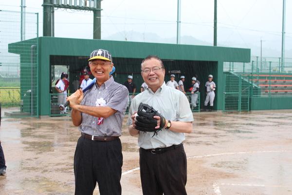 バットを持った市長とグラブを持った谷先生の笑顔の写真