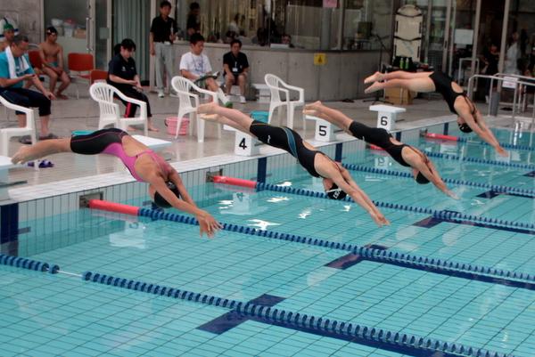 4人の選手が一斉にプールに飛び込んでいる写真