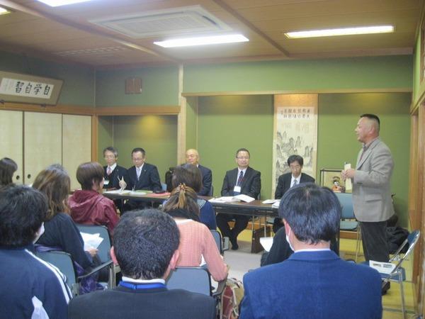 「おでかけ市長室で」男性が代表でお話をしている写真