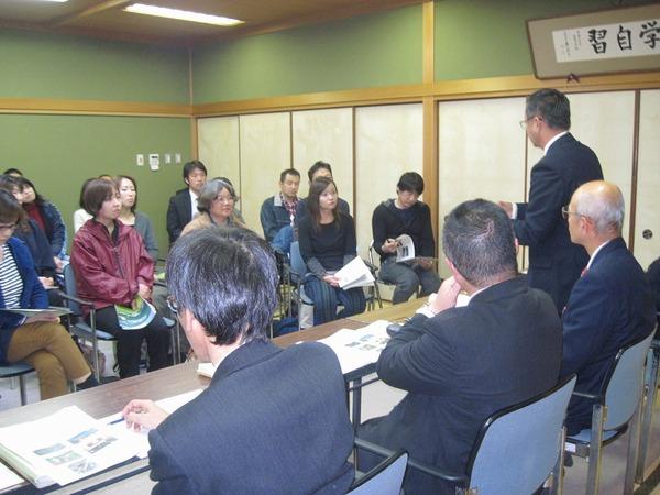 職員が保護者にお話ししている写真