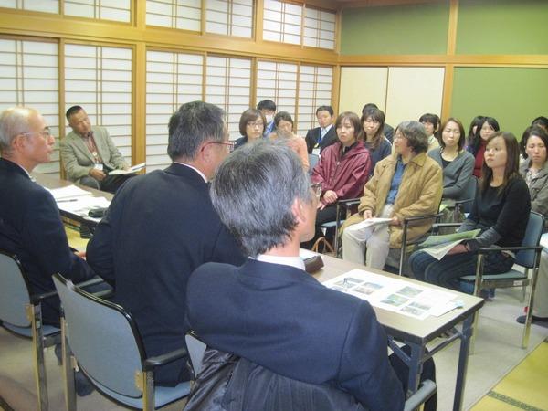 職員が保護者と意見交換している写真