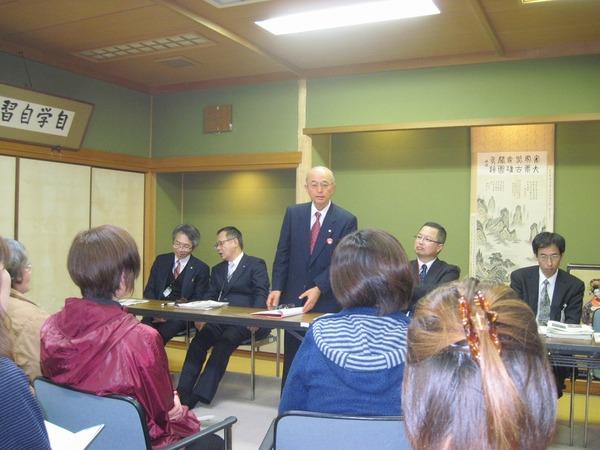 市長が立ち着席している保護者の方を向いてお話しをしている写真