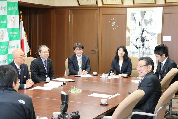 内藤 正啓（ないとう まさひろ）さん、市長、関係者が市長室で話をしている写真