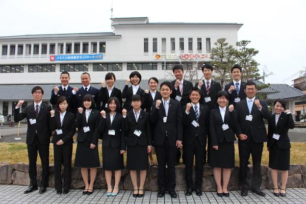 市役所の前で、ガッツポーズした新入写真の集合写真