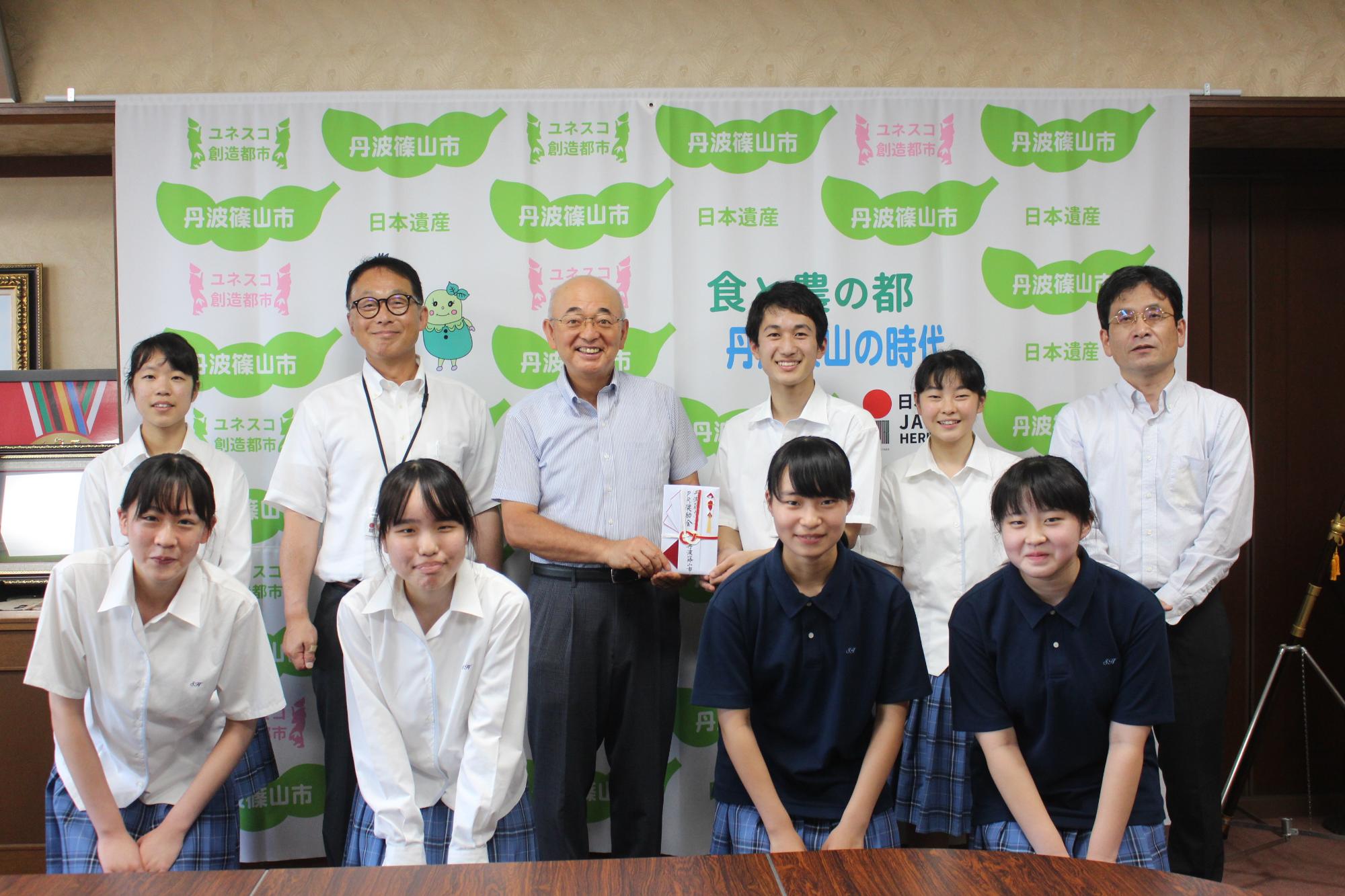 市長と教育長、鳳鳴高校かるた部の生徒との記念撮影