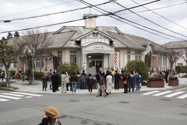 大正ロマン館の周りに集まる男女の写真