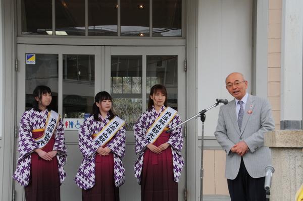 袴を着る丹波篠山観光大使の横で、市長がマイクを使い話をしている写真