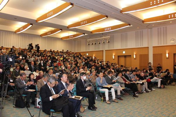 スローライフ・フォーラムin丹波篠山の観客席にたくさんの人が座り拍手をしている写真