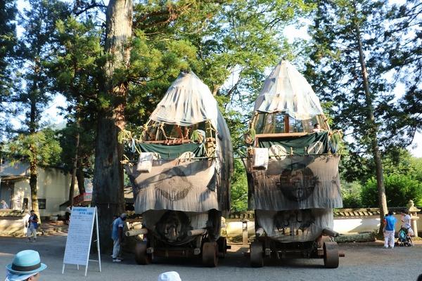 神社の境内に祭りで使用する2基の「おやま」が保管されている写真