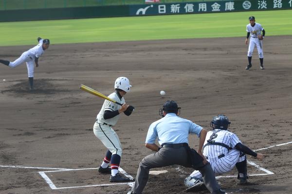 篠山鳳鳴高校軟式野球部のバッターが投げられたボールを打とうとしている写真