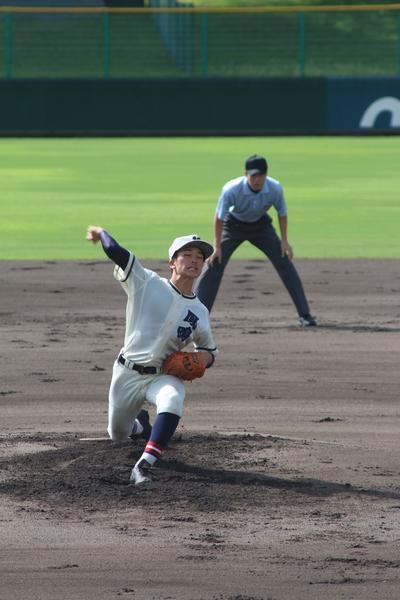篠山鳳鳴高校軟式野球部のピッチャーが勢いよくボールを投げている写真