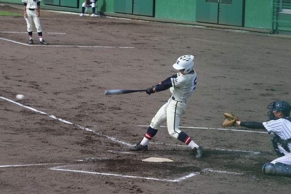 篠山鳳鳴高校軟式野球部のバッターが投げられたボールを打ち返そうとしている写真