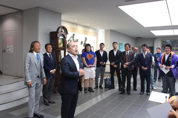 青いスーツを着ているギャロップ林さんが北澤選手の前でネタを披露し、周りの観衆の方々から笑いを取っている写真