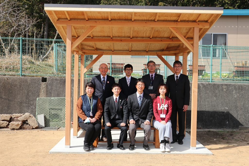 東屋にベンチを設置して市長、吉良山くん、関係者で記念撮影。