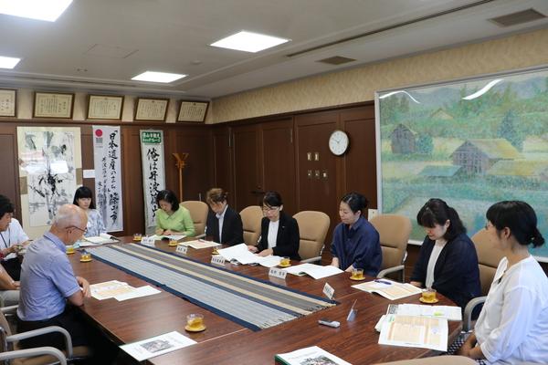 市長へ丹波篠山市女性委員会委員の方6名が提言報告(環境問題への取り組みについて)をしている写真