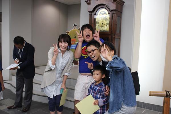 丹波篠山味まつりスポーツフェスタに来た女性二人と男の子のお客さんと一緒に記念写真を撮っているガリガリガリクソンさんと女と男の市川さんを写している写真