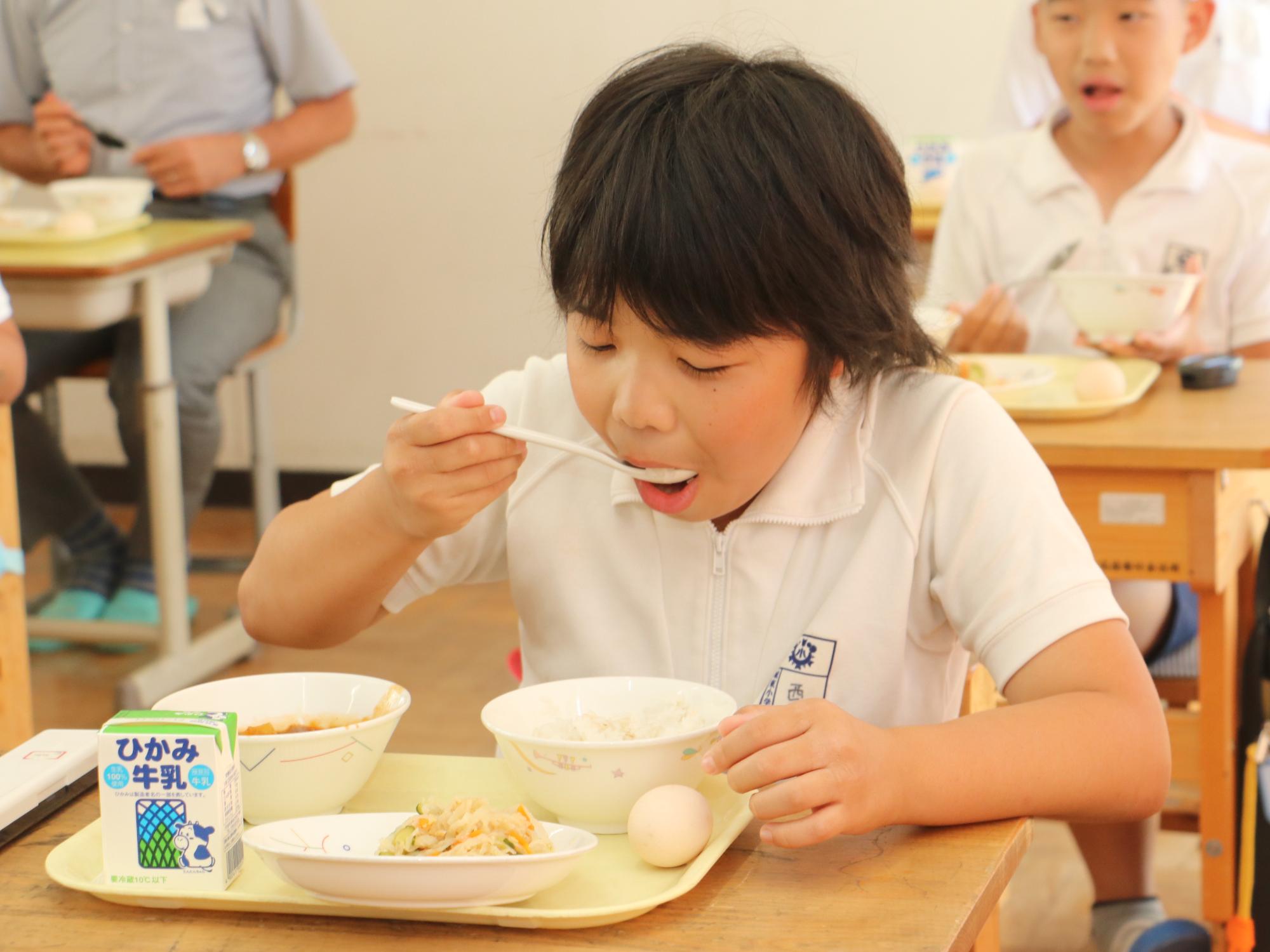 こどもが学校給食を食べている