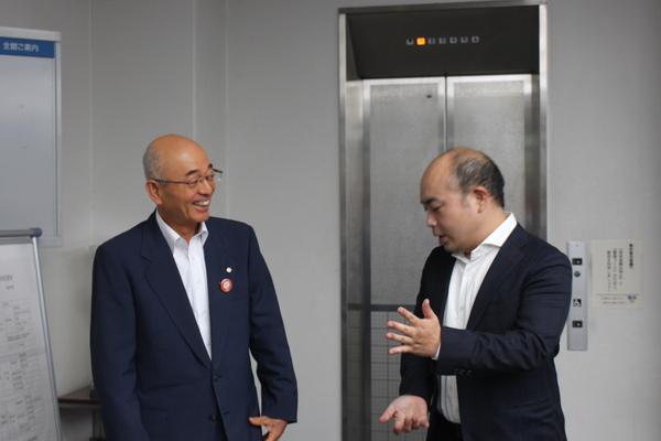 市長とギャロップ林さんが向き合って写っており、市長が苦笑いしている様子の写真