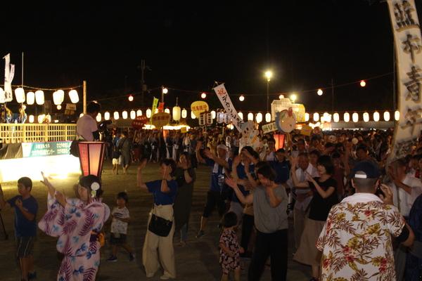 浴衣や、私服、老若男女問わず踊っている写真