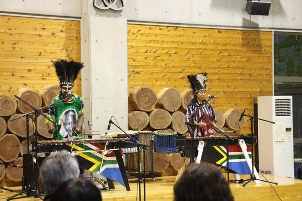 ジョセフ・ンコシさんとトモミさんによるマリンバ・ジャンベの演奏の様子の写真